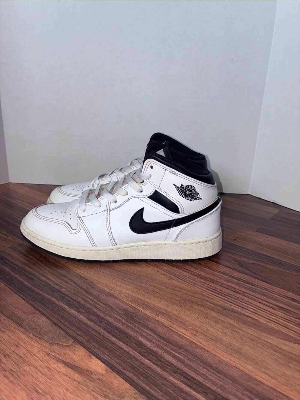 Nike Air Jordan 1 Mid GS Reverse Panda White Black Shoes Size 6Y. DQ8423-132
